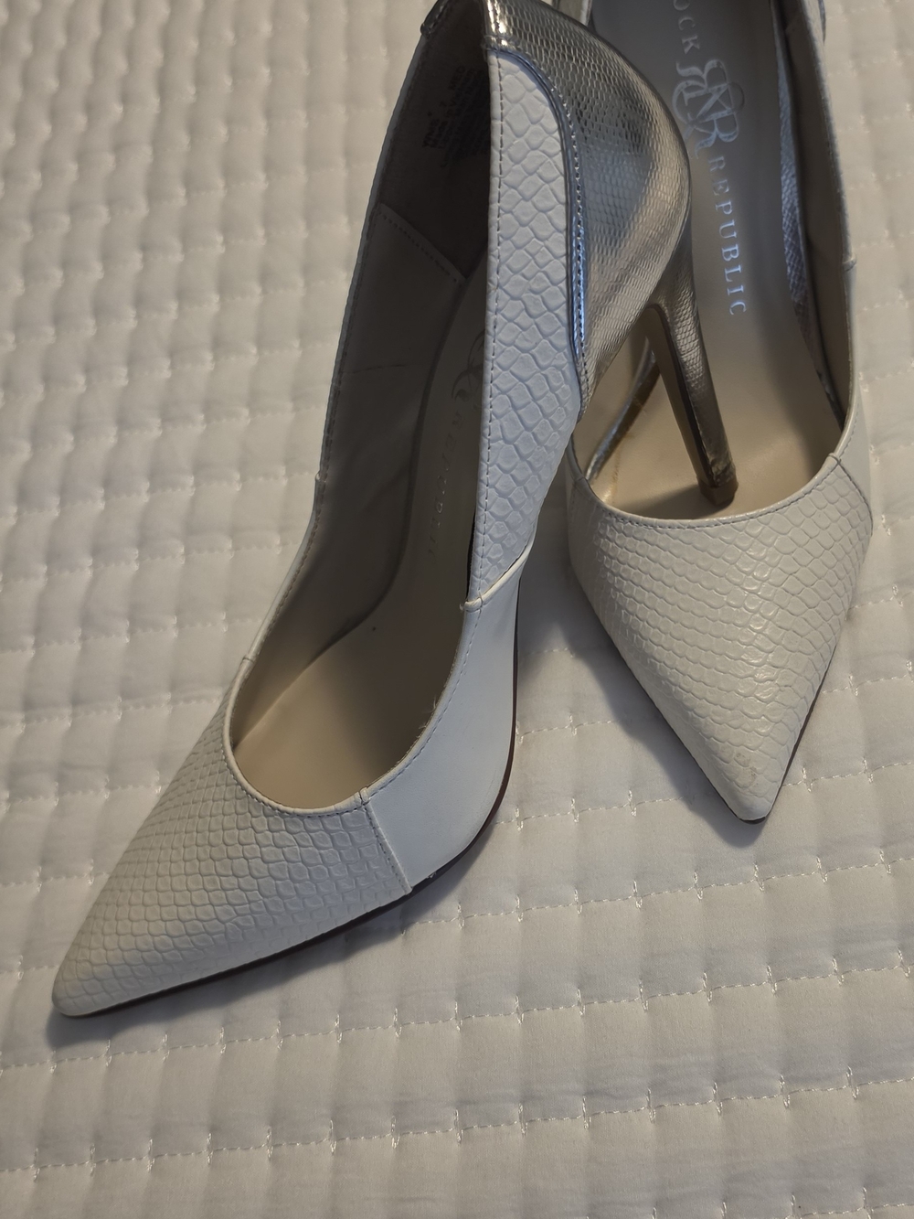 Rock & Republic Textured Pointed Pumps
